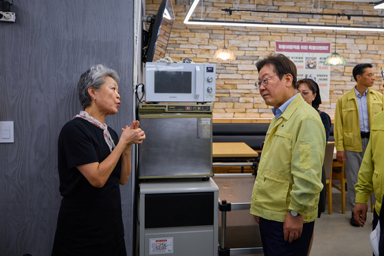 이재명 대통령이 30일 강원 강릉시 경포대 인근 음식점을 찾아 가뭄으로 인한 피해 상황을 청취하고 있다./2025.8.30 대통령실 제공