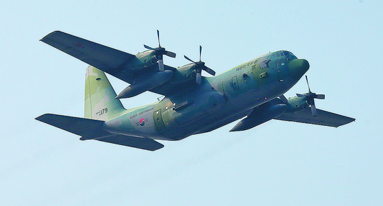 비행하는 C-130 수송기. 연합뉴스