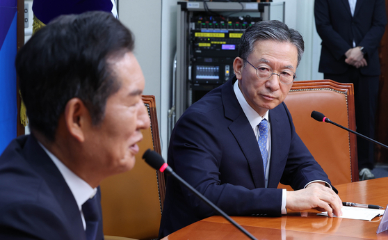 정성호 법무부 장관(오른쪽)이 지난 6일 국회에서 열린 정청래 더불어민주당 대표와의 면담에서 정 대표의 발언을 듣고 있다. 임현동 기자