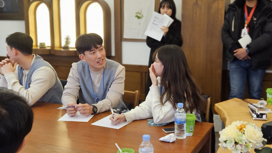 2023년 서울 종로구 조계사에서 열린 2023 만남 템플스테이 '나는 절로'에서 2030 남녀 20명이 참석해 이야기를 나누고 있다. 장서윤 기자