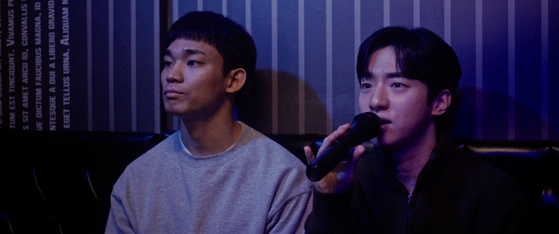 영화 '3670'은 남한 퀴어 커뮤니티에 적응해가는 탈북 청년 철준(조유현, 왼쪽)의 이야기를 그렸다. 사진 엣나인필름
