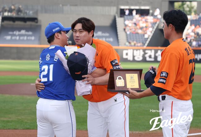 삼성 오승환(왼쪽)이 31일 은퇴 투어에서 한화 류현진과 포옹하고 있다. 오른쪽은 한화 주장 채은성. /한화 이글스 제공