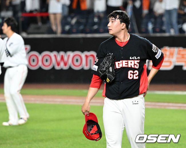 [OSEN=대전, 이대선 기자] 프로야구 한화 이글스가 짜릿한 끝내기 승리로 전반기를 피날레했다. 한화는 10일 대전 한화생명볼파크에서 치러진 2025 신한 SOL Bank KBO리그 KIA 타이거즈와의 홈경기를 3-2 끝내기로 승리했다.1-2로 뒤진 9회말KIA 마무리투수 정해영을 상대로 루이스 리베라토의 밀어내기 볼넷으로 동점을 만든 뒤 문현빈의 10구 풀카운트 승부 끝에 끝내기 안타로 대역전극을완성했다.9회말 2사 만루에서 끝내기 안타를 허용한 KIA 정해영이 아쉬워하고 있다. 2025.07.10 /sunday@osen.co.kr