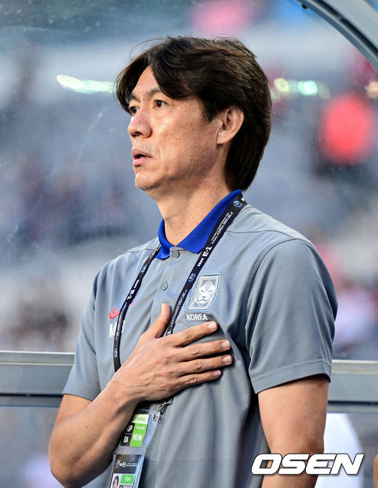 [OSEN=용인, 최규한 기자] 홍명보 감독이 이끄는 남자축구대표팀이 15일 오후 용인 미르스타디움에서 2025 동아시아축구연맹(EAFF) E-1 챔피언십(동아시안컵) 3차전 일본과 경기를 가졌다.한국은 1차전서 중국을 3-0, 2차전서 홍콩을 2-0으로 완파했다. 하지만 일본이 1차전서 홍콩을 6-1, 2차전서 중국을 2-0으로 이겼다. 골득실 +7의 일본이 +5의 한국을 누르고 조 선두인 상황이다. 나란히 2승을 거둔 한국과 일본은 대회 우승컵을 놓고 격돌한다.경기를 앞두고 한국 홍명보 감독이 국기에 대한 경례를 하고 있다. 2025.07.15 / dreamer@osen.co.kr