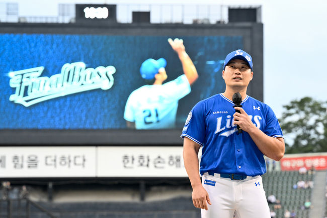 [OSEN=잠실, 조은정 기자]28일 오후 서울 잠실구장에서 ‘2025 신한 SOL Bank KBO리그’ 두산 베어스와 삼성 라이온즈의 경기에 앞서 삼성 투수 오승환의 은퇴투어 기념 행사가 열렸다.오승환은 지난 6일 은퇴를 선언했다. 21년 프로생활의 마침표를 찍는 오승환의 유니폼 배번21은 22(이만수) 10(양준혁) 36(이승엽)에 이어 구단 사상 4번째 영구결번으로 지정될 예정이다.삼성 오승환이 소감을 전하고 있다. 2025.08.28 /cej@osen.co.kr