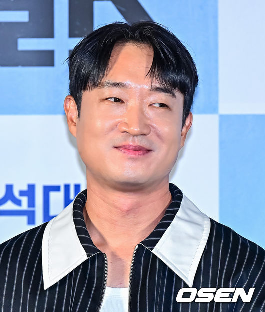 [OSEN=지형준 기자] 1일 오전 서울 성동구 성수동 메가박스 성수점에서 영화 ‘보스’ 제작보고회가 열렸다.'보스'는 조직의 미래가 걸린 차기 보스 선출을 앞두고 각자의 꿈을 위해 서로에게 보스 자리를 치열하게 ‘양보’하는 조직원들의 필사적인 대결을 그린 코믹 액션 영화다.배우 조우진이 간담회를 하고 있다. 2025.09.01 / jpnews@osen.co.kr