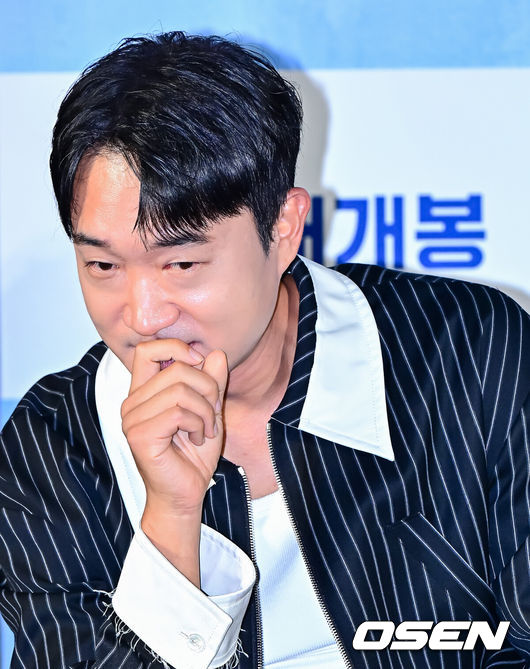[OSEN=지형준 기자] 1일 오전 서울 성동구 성수동 메가박스 성수점에서 영화 ‘보스’ 제작보고회가 열렸다.'보스'는 조직의 미래가 걸린 차기 보스 선출을 앞두고 각자의 꿈을 위해 서로에게 보스 자리를 치열하게 ‘양보’하는 조직원들의 필사적인 대결을 그린 코믹 액션 영화다.배우 조우진이 간담회를 하고 있다. 2025.09.01 / jpnews@osen.co.kr