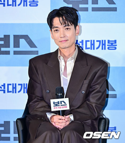[OSEN=지형준 기자] 1일 오전 서울 성동구 성수동 메가박스 성수점에서 영화 ‘보스’ 제작보고회가 열렸다.'보스'는 조직의 미래가 걸린 차기 보스 선출을 앞두고 각자의 꿈을 위해 서로에게 보스 자리를 치열하게 ‘양보’하는 조직원들의 필사적인 대결을 그린 코믹 액션 영화다.배우 정경호가 간담회를 하고 있다. 2025.09.01 / jpnews@osen.co.kr
