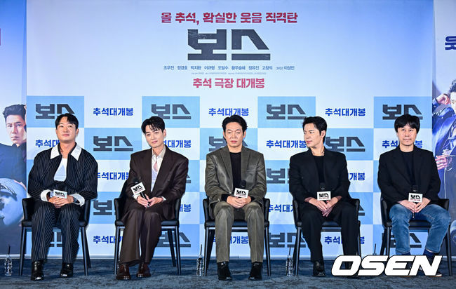 [OSEN=지형준 기자] 1일 오전 서울 성동구 성수동 메가박스 성수점에서 영화 ‘보스’ 제작보고회가 열렸다.'보스'는 조직의 미래가 걸린 차기 보스 선출을 앞두고 각자의 꿈을 위해 서로에게 보스 자리를 치열하게 ‘양보’하는 조직원들의 필사적인 대결을 그린 코믹 액션 영화다.배우 조우진, 정경호, 박지환, 이규형, 라희찬 감독이 간담회를 하고 있다. 2025.09.01 / jpnews@osen.co.kr