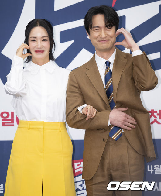 [OSEN=김성락 기자] 13일 오후 서울 강남구 조선 팰리스 호텔에서 JTBC 새 금토드라마 ‘닥터 차정숙’ 제작발표회가 열렸다. 배우 엄정화, 김병철이 취재진을 향해 포즈를 취하고 있다. 2023.04.13 /ksl0919@osen.co.kr