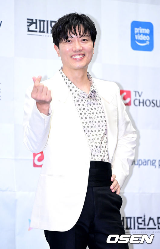 [OSEN=최규한 기자] 1일 오후 서울 상암동 스탠포드 호텔에서 TV CHOSUN새 주말 미니시리즈 ‘컨피던스맨KR’ 제작발표회가 열렸다.‘컨피던스맨KR’은 다재다능한 능력을 보유한 사기꾼3명이 이 시대의 악당들을 향한 복수에 나서는 케이퍼 코믹물이다.배우 박희순이 포토타임을 하고 있다. 2025.09.01 / dreamer@osen.co.kr