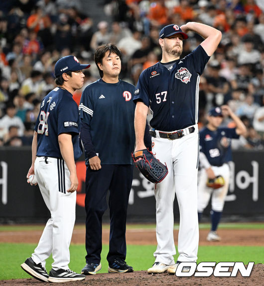 [OSEN=대전, 이대선 기자] 19일 오후 대전 한화생명볼파크에서 2025 신한 SOL Bank KBO리그 한화 이글스와 두산 베어스의 경기가 열렸다.한화는 와이스, 두산은 콜어빈을 선발로 내세웠다.4회말 무사 1루에서 두산 콜어빈이 마운드를 내려가고 있다. 2025.08.19 /sunday@osen.co.kr