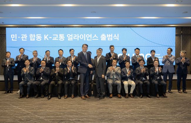 NUMA 참여자들이 기념 촬영을 하고 있다. 앞줄 왼쪽부터 강희업 국토교통부 2차관, 현대차·기아 AVP본부 송창현 사장.