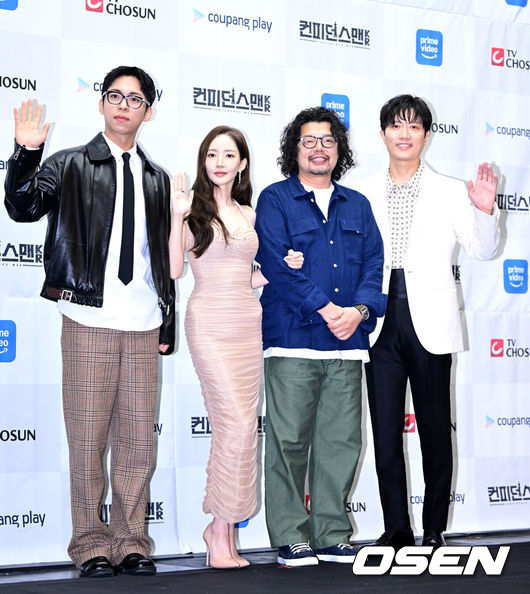 [OSEN=최규한 기자] 1일 오후 서울 상암동 스탠포드 호텔에서 TV CHOSUN새 주말 미니시리즈 ‘컨피던스맨KR’ 제작발표회가 열렸다.‘컨피던스맨KR’은 다재다능한 능력을 보유한 사기꾼3명이 이 시대의 악당들을 향한 복수에 나서는 케이퍼 코믹물이다.배우 주종혁, 박민영, 남기훈 감독, 박희순(왼쪽부터)이 포토타임을 하고 있다. 2025.09.01 / dreamer@osen.co.kr