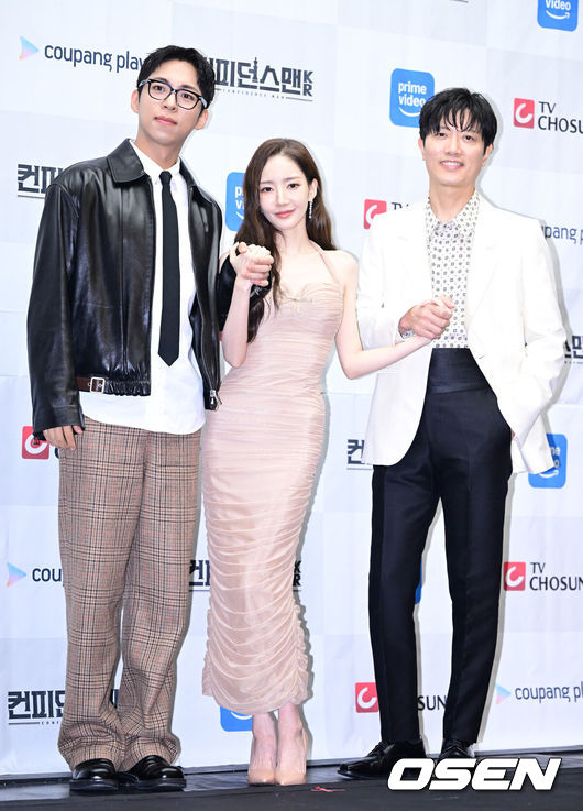 [OSEN=최규한 기자] 1일 오후 서울 상암동 스탠포드 호텔에서 TV CHOSUN새 주말 미니시리즈 ‘컨피던스맨KR’ 제작발표회가 열렸다.‘컨피던스맨KR’은 다재다능한 능력을 보유한 사기꾼3명이 이 시대의 악당들을 향한 복수에 나서는 케이퍼 코믹물이다.배우 주종혁, 박민영, 박희순(왼쪽부터)이 포토타임을 하고 있다. 2025.09.01 / dreamer@osen.co.kr