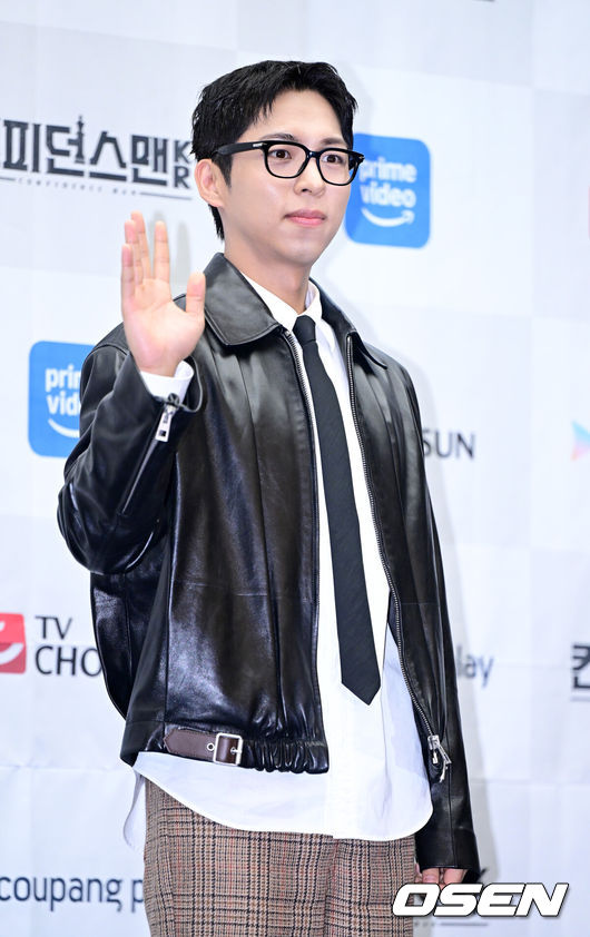 [OSEN=최규한 기자] 1일 오후 서울 상암동 스탠포드 호텔에서 TV CHOSUN새 주말 미니시리즈 ‘컨피던스맨KR’ 제작발표회가 열렸다.‘컨피던스맨KR’은 다재다능한 능력을 보유한 사기꾼3명이 이 시대의 악당들을 향한 복수에 나서는 케이퍼 코믹물이다.배우 주종혁이 포토타임을 하고 있다. 2025.09.01 / dreamer@osen.co.kr