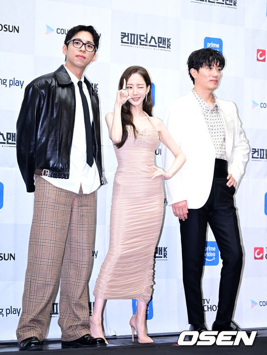 [OSEN=최규한 기자] 1일 오후 서울 상암동 스탠포드 호텔에서 TV CHOSUN새 주말 미니시리즈 ‘컨피던스맨KR’ 제작발표회가 열렸다.‘컨피던스맨KR’은 다재다능한 능력을 보유한 사기꾼3명이 이 시대의 악당들을 향한 복수에 나서는 케이퍼 코믹물이다.배우 주종혁, 박민영, 박희순(왼쪽부터)이 포토타임을 하고 있다. 2025.09.01 / dreamer@osen.co.kr