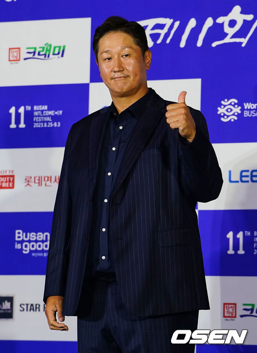 [OSEN=부산, 이석우 기자] 25일 부산 해운대구 우동 영화의 전당에서 제11회 박형준 조직위원장과 김준호 집행위원장(BICF) 개막식이 열렸다. 이대호가 블루카펫 행사에서 포즈를 취하고 있다. 2023.08.25 / foto0307@osen.co.kr