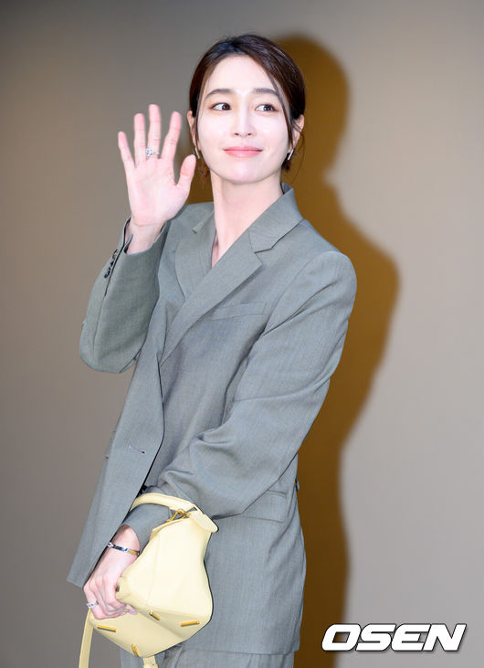 [OSEN=이대선 기자] 29일 오후 서울 강남구 까사 로에베 서울에서 하이엔드 명품 패션 브랜드의 컬렉션 및 전시회가 열렸다.이날 행사에는 에스파 지젤, 보이넥스트도어 태산&운학, 방송인 기은세, 축구선수 황희찬, 배우 김선호, 배우 이민정이 참석해 자리를 빛냈다.배우 이민정이 포토타임을 가지고 있다. 2025.05.29 /sunday@osen.co.kr