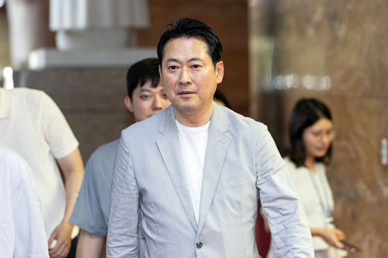 장동혁 국민의힘 대표가 8월 31일 오후 서울 여의도 국회 당대표실로 향하고 있다. 뉴스1