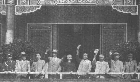 지난 1959년 중국 건국 10주년 기념열병식 당시 왼쪽부터 린뱌오 국방부장, 김일성 북한 주석, 저우언라이 총리, 미하일 수슬로프 소련 외무위원장, 호찌민 베트남 공산당 총서기, 마오쩌둥, 니키타 흐루쇼프 소련공산당 서기장, 류사오치 국가주석, 안토닌 노보트니 체코 대통령이 천안문 성루에서 군대의 행진을 지켜보고 있다. 김정은 북한 국무위원장은 오는 3일 북한 최고 지도자로는 66년만에 천안문에 올라 열병식을 지켜볼 예정이다. 바이두 캡처