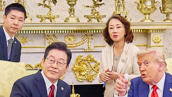 이재명 대통령과 도널드 트럼프 미국 대통령이 25일(현지시간) 미국 워싱턴DC 백악관에서 정상회담을 가졌다. 윗줄 왼쪽은 이 대통령의 통역을 담당한 조영민 대통령실 행정관, 오른쪽은 트럼프 통역을 담당한 이연향 미(美) 국무부 통역국장. 김현동 기자