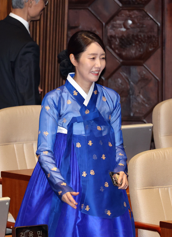 강선우 더불어민주당 의원이 1일 오후 서울 여의도 국회에서 열린 제429회 국회(정기회) 개회식에서 한복을 입고 발걸음을 옮기고 있다. 뉴스1