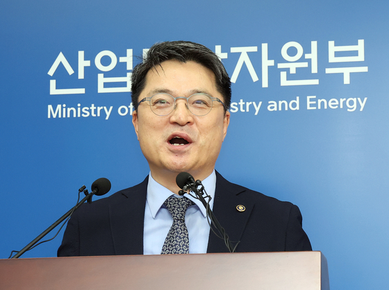 산업통상자원부 문신학 1차관이 1일 정부세종청사 산업통상자원부 기자실에서 2026년도 예산안에 관해 설명하고 있다. 연합뉴스
