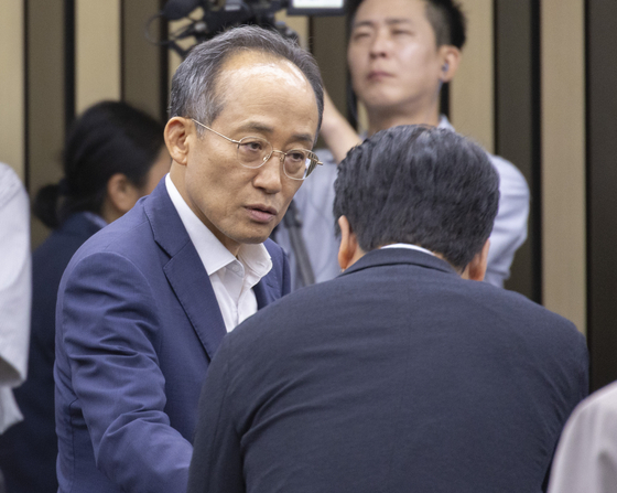  추경호 전 국민의힘 원내대표가 27일 의원총회에 참석하고 있다. 내란 특검팀(특별검사 조은석)은 추 전 원내대표가 12·3비상계엄 당시 의원 총회 장소를 수차례 변경함으로써 국민의힘 의원들의 계엄 해제 표결 참여를 방해했다는 의혹을 수사 중이다. 연합뉴스