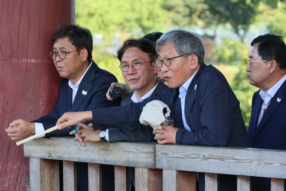 김민석 국무총리가 29일 경북 경주시 동궁과 월지를 찾아 APEC 참가자 관광 프로그램 준비 현황을 보고 받은 뒤 유홍준 국립중앙박물관장, 최휘영 문화체육관광부 장관 등과 둘러보고 있다. 연합뉴스