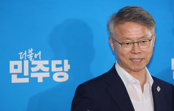 지난 27일 서울 여의도 국회에서 더불어민주당 민형배 의원이 검찰개혁 관련 브리핑을 하고 있다. 연합뉴스