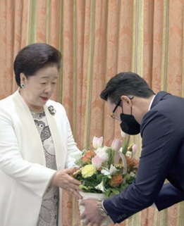 2022년 5월 윤영호 전 통일교 세계본부장이 한학자 총재에게 꽃다발을 건네고 있다. 사진 독자 제공 