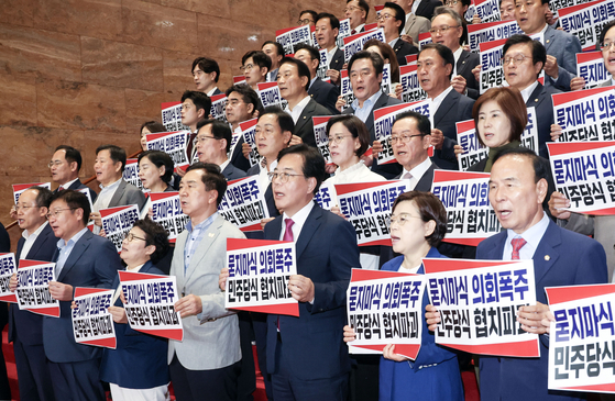 송언석 국민의힘 원내대표 등 의원들이 27일 국회에서 더불어민주당의 의회 독재를 규탄하고 있다. 김성룡 기자. 