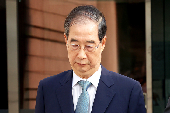 한덕수 전 국무총리가 27일 구속 전 피의자 심문(영장실질심사)을 마치고 서울 서초구 서울중앙지방법원을 나서고 있다. 장진영 기자. 2025.08.27.