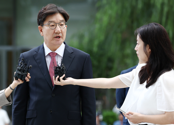 권성동 국민의힘 의원이 지난달 27일 오전 서울 종로구에 마련된 김건희 특검팀(특별검사 민중기) 사무실로 통일교 부정 청탁 의혹 관련 조사를 받기 위해 출석하며 취재진 질의에 답변하고 있다. 뉴스1