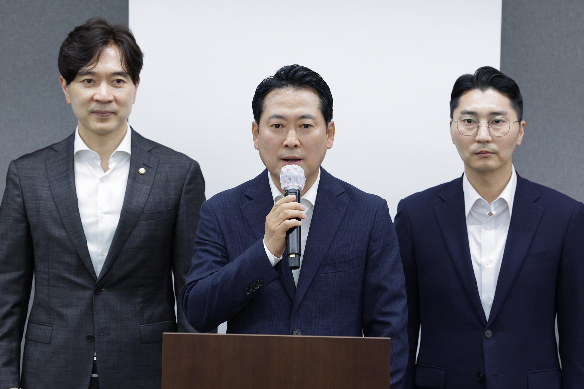 장동혁 국민의힘 대표가 지난 28일 오후 인천 인천국제공항공사 인재개발원에서 열린 국민의힘 연찬회에 앞서 현안 관련 기자간담회를 하고 있다. 뉴스1