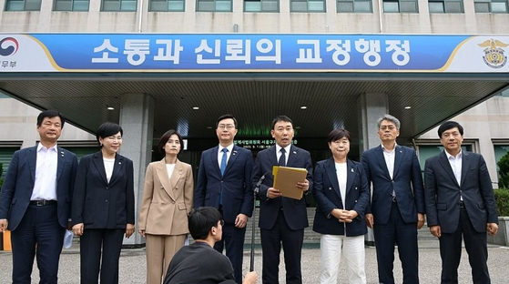 국회 법사위 소속 더불어민주당 김용민 간사가 1일 경기도 의왕시 서울구치소에서 윤석열 전 대통령 관련 CCTV를 열람한 후 브리핑하고 있다. 국회사진기자단