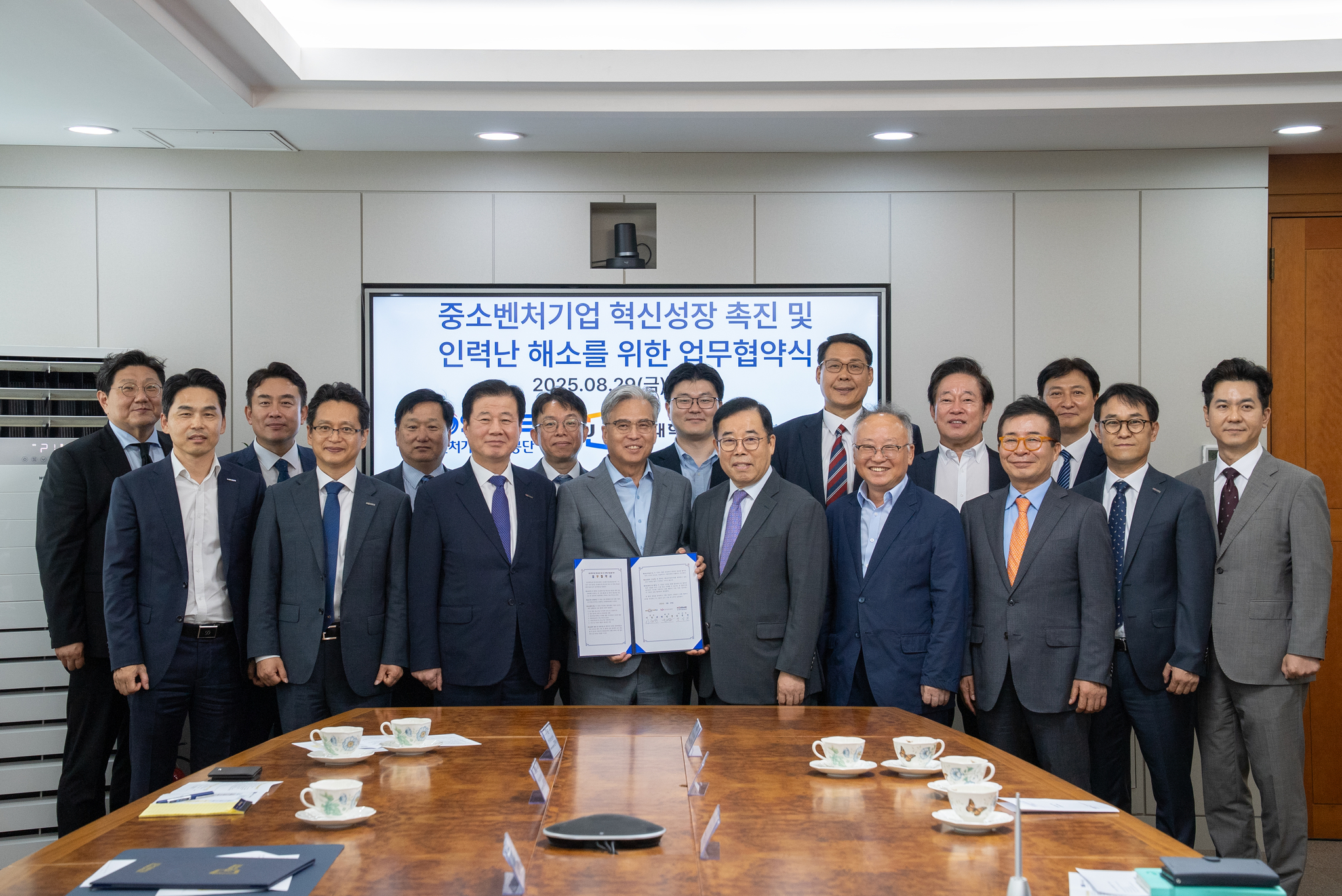 경기대학교, 중소벤처기업진흥공단, 한국생산성본부가 중소기업 맞춤형 인재 양성을 위한 업무협약(MOU)을 체결하고 있다
