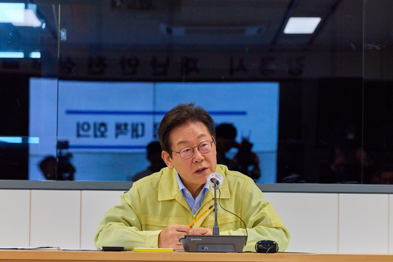 이재명 대통령이 지난달 30일 강원 강릉시청 재난안전상황실에서 가뭄 대책 회의를 주재하고 있다. 사진 대통령실 