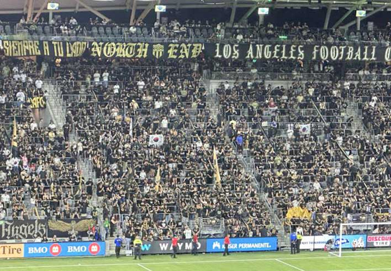곳곳에 태극기가 휘날린 LAFC 홈경기장. 연합뉴스
