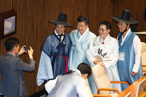 한복을 입은 여야 의원들이 1일 서울 여의도 국회에서 열린 제429회 국회(정기회) 개회식에 앞서 기념 촬영을 하고 있다. 왼쪽부터 진보당 윤종오, 더불어민주당 안호영, 박지원, 김주영 의원. 뉴스1