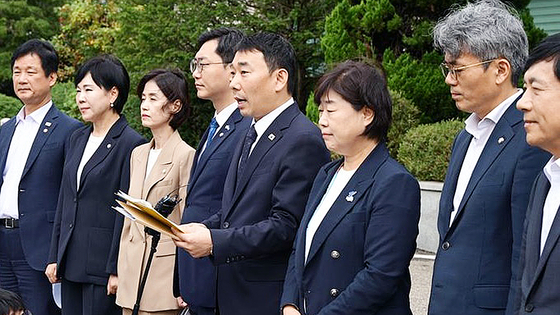 김용민 국회 법제사법위원회 더불어민주당 간사가 1일 경기도 의왕시 서울구치소에서 열린 현장검증을 마치고 브리핑을 하고 있다. 이날 법사위는 윤석열 전 대통령 수감 중 특혜 제공 여부를 확인하고 특검 출석 요구 당시 윤 전 대통령이 옷을 벗고 버티는 과정이 있었는지 여부를 CCTV 등의 영상기록으로 열람했다. 뉴시스