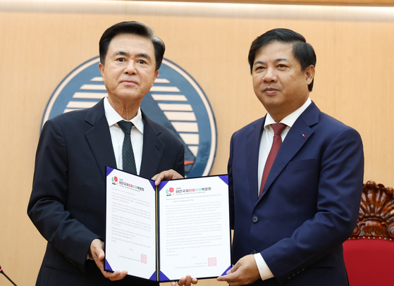 김태흠 충남지사가 지난달 29일 베트남 다낭시 인민위원회를 찾아 류엉 응우엔 민 찌엣 다낭시 인민위원장에게 태안국제원예치유박람회 초장장을 전달하고 있다. 사진 충남도 