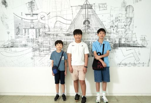 최수혁·이시온·이서준(왼쪽부터) 학생기자가 경기도 안양시에 있는 김중업건축박물관에 방문해 김중업의 건축세계와 한국건축의 발전 과정을 살펴봤다. 