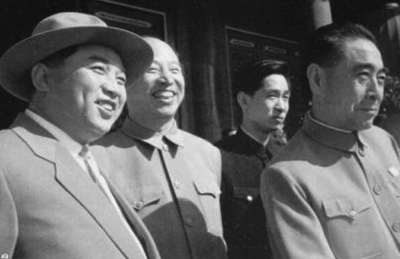 북한 최고지도자가 천안문 열병식에 마지막으로 참석한 지난 1959년 중국 건국 10주년 기념열병식에 김일성(왼쪽) 북한 국가주석과 저우언라이(오른쪽) 총리가 군대 사열을 지켜보고 있다. 바이두 캡처