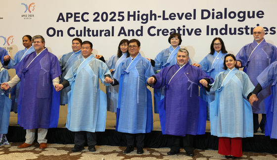 최휘영 문화체육관광부 장관이 지난달 27일 경북 경주 힐튼호텔에서 열린 'APEC 문화산업고위급대화' 본회의를 마치고 각국 대표들과 한복을 입고 기념촬영을 하고 있다. 뉴스1