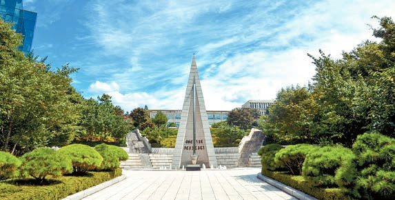 서강대는 반도체공학과를 신설하고 수시로 학생부교과(지역균형) 3명, 학생부종합(일반) 14명을 모집한다. [사진 서강대]