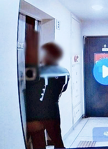 한 배달기사가 아파트 엘리베이터 앞에서 노상 방뇨하는 모습이 포착됐다. 사진 온라인커뮤니티 캡처