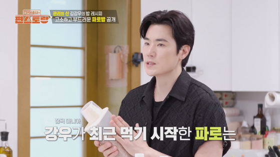 배우 김강우가 요리 프로그램에 출연해 건강 메뉴를 소개했다. 이중 파로를 넣은 잡곡밥을 설명하고 있다.사진 KBS2 신상출시 펀스토랑 캡처 
