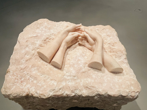 대리석 조각 '손'. 사랑과 신뢰를 갈구하는 작가의 내면을 보여주고 있다. 이은주 문화선임기자 
